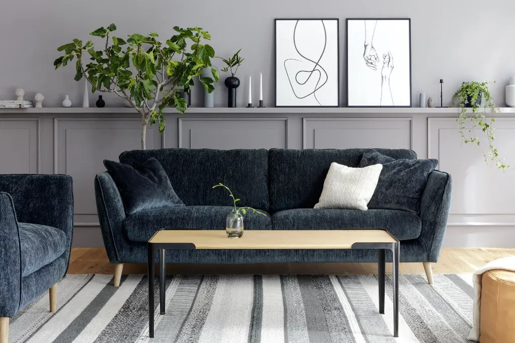 STELLA_interior_3seater_STD_atropa_9_dark_blue_feet_141_oak_natur_1.webp