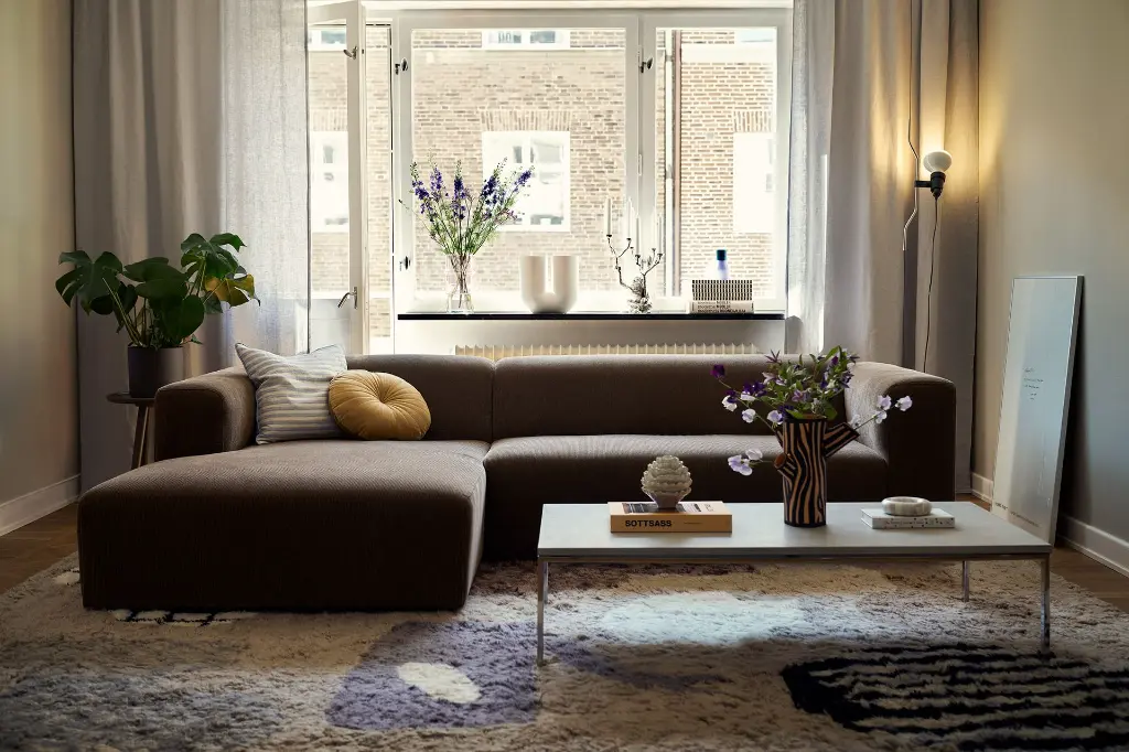 MILANO_interior_set1_moss_9_ light_brown_URBAN_coffee_table_130x70_light_grey_concrete_chrome_frame_1.webp