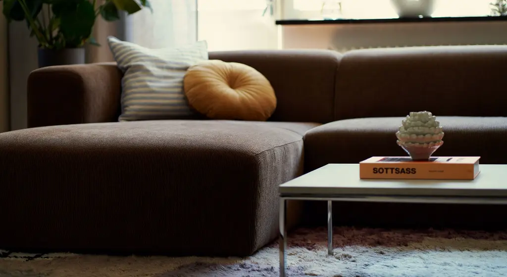 MILANO_interior_set1_moss_9_ light_brown_URBAN_coffee_table_130x70_light_grey_concrete_chrome_frame_3.webp