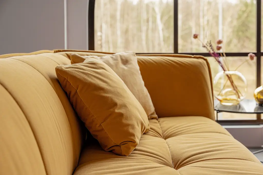 CLYDE_interior_3seater_classic_velvet_21_caramel_5.webp