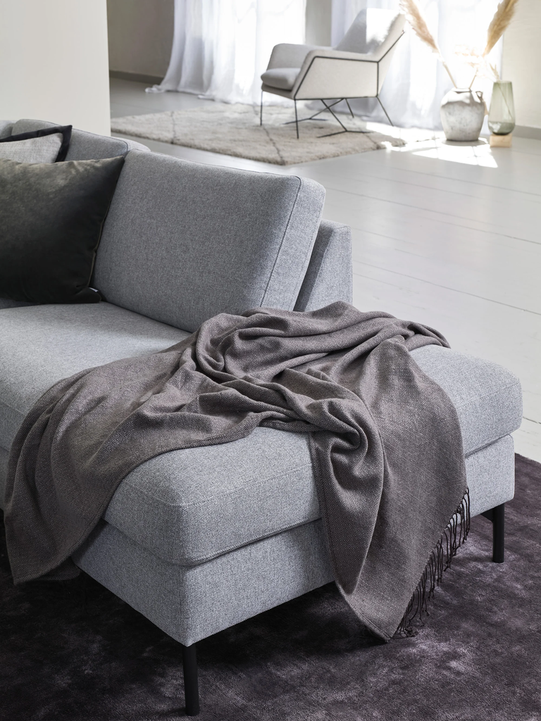 vilmers%2FPRODUCT_PHOTOS%2F1_SOFT_FURNITURE%2F1_1_SOFAS%2FINTERIOR_PHOTOS%2FNordic%2FNordic_3s%2BOC_(Style_arm)_AUSTIN_Lys_Gr%C3%A5(3)%C2%A9%EF%B8%8FBohus.webp